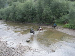 Przekraczanie Wetliny w bród. img_8094_1